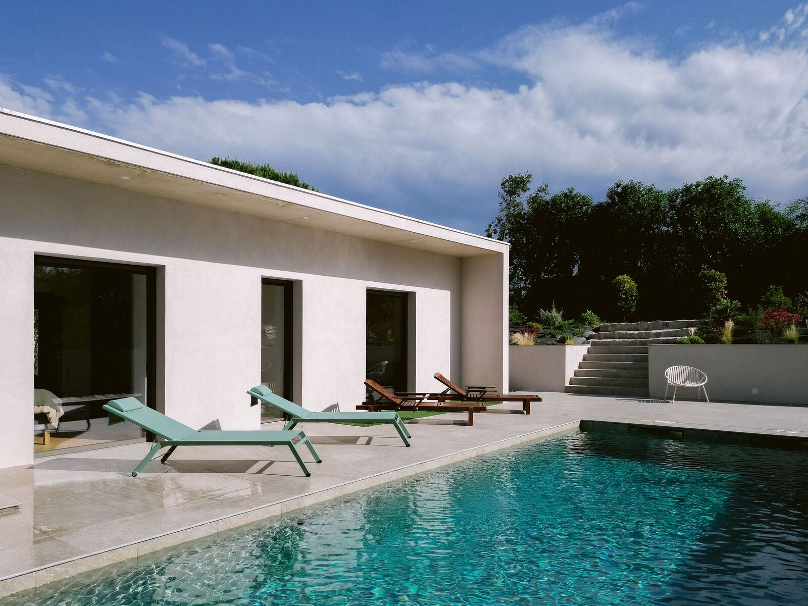 Villa contemporaine et sa piscine, Corse