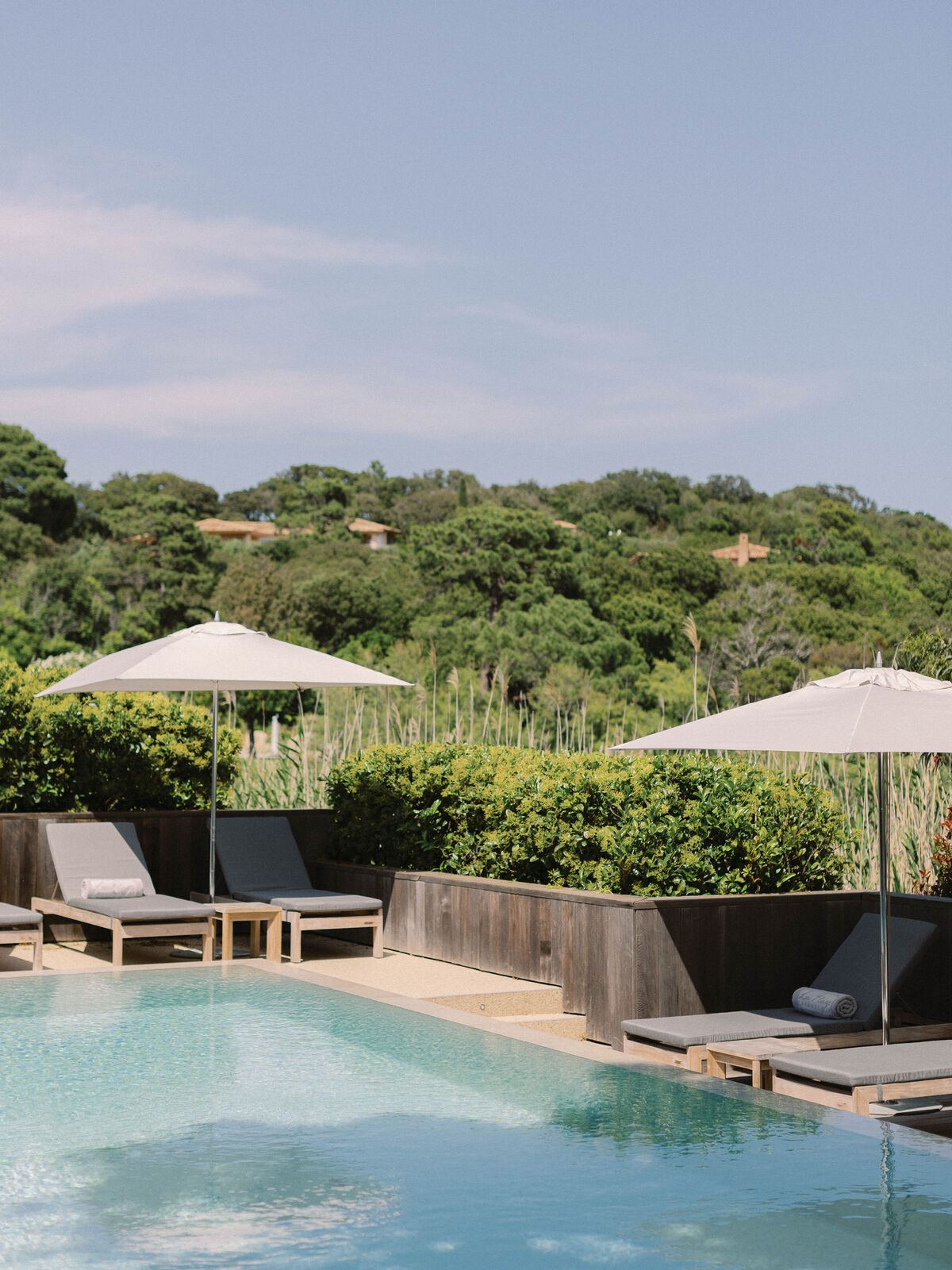 Piscine dans le maquis